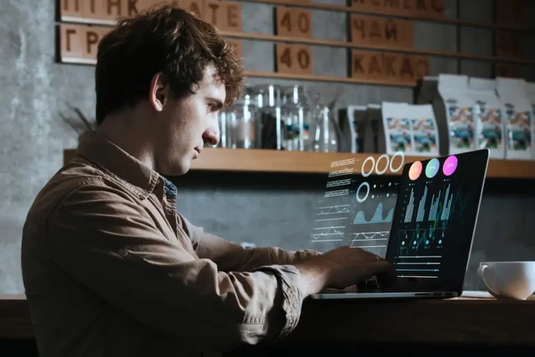 SEO 2025 débutants : guide des optimisations on-page en action sur ordinateur